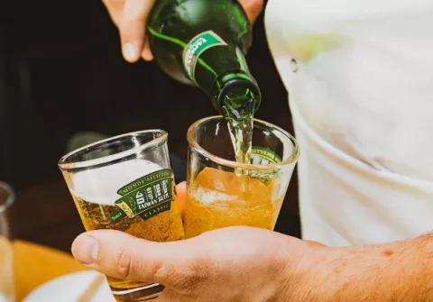 Muchas personas dicen ‘¡salud!’ en ropa interior