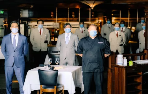 El nuevo rostro de la industria restaurantera usa cubrebocas