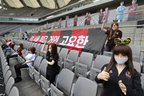 FC Seoul  es multado por usar muñecas sexuales como público