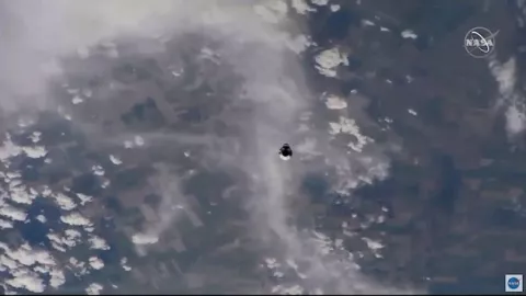 La cápsula de SpaceX llega a la EEI tras 19 horas de vuelo