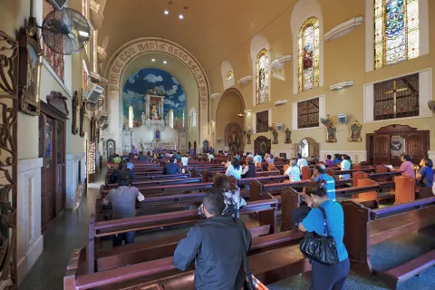 Establecen normas generales para la reapertura de templos católicos y celebraciones litúrgicas