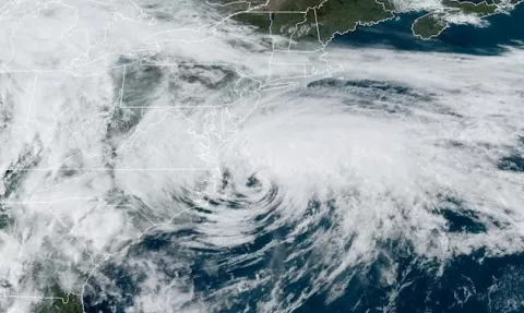 Arthur se aleja de EE.UU. y avanza hacia aguas abiertas del Atlántico