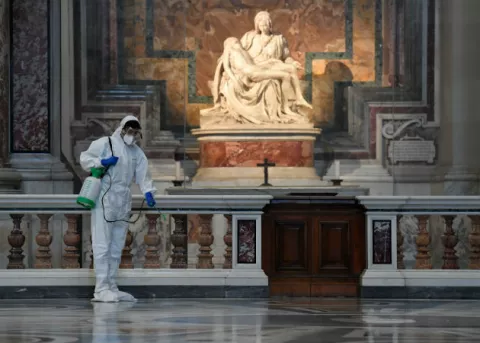 Desinfectan Basílica de San Pedro y más de 300 iglesias en Roma para reanudar misas 