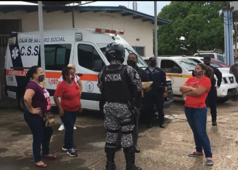 Familiares de reos protestan ante cárcel de Santiago por trato dado a los que tienen COVID-19 