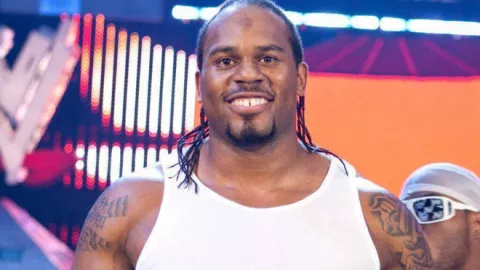 Exluchador de la WWE fallece tratanto de salvar a su hijo en la playa