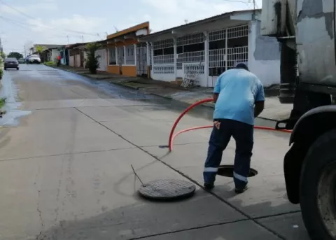 Residentes en Puerto Pilón de quejan de desborde de aguas servidas