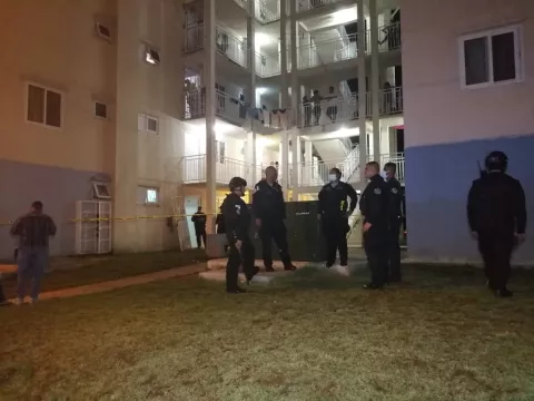 Asesinan a un hombre en pleno toque de queda en uno de los edificios de Alto de Los Lagos