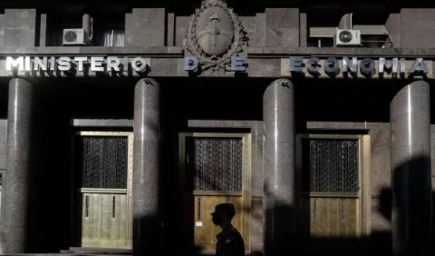 Argentina evalúa nueva oferta de canje de la deuda mientras negocia