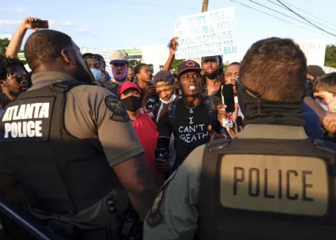 Dimite jefa policial de Atlanta al morir otro joven negro por tiros de agente blanco