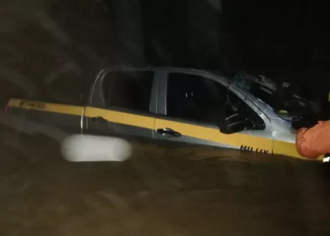Cabeza de agua arrastra vehículo que llevaba bonos y bolsa de comida en Veraguas 