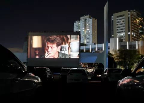 La fiebre de los autocines se expande por Brasil para sortear la pandemia de COVID-19