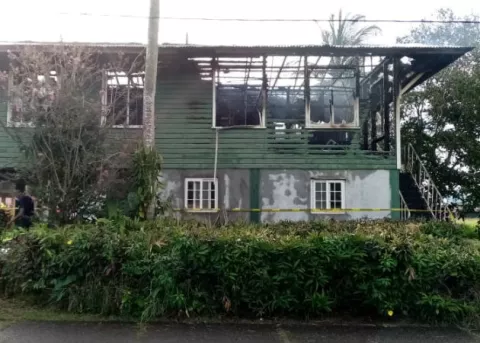 Adultos afectados por incendio reciben apoyo tras el siniestro en Cristóbal, Colón