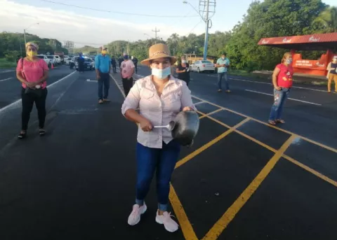 Dueños de fondas cierran vía hacia Las Tablas y La Villa; piden subsidio gubernamental