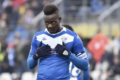 Mario Balotelli intenta volver a entrenar, pero el Brescia quiere terminar su contrato