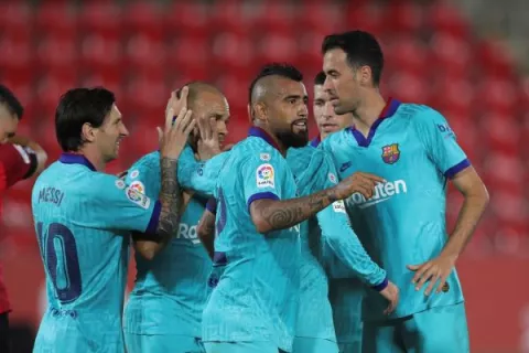 Barcelona golea en Mallorca y se afianza en el liderato