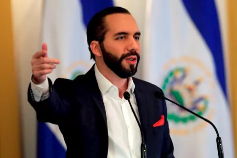 El presidente salvadoreño destituye al primer funcionario por posible corrupción