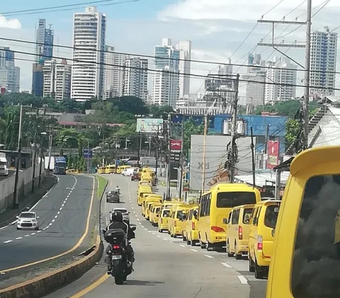 Propietarios de busitos colegiales ya no aguantan la crisis generada por el COVID-19