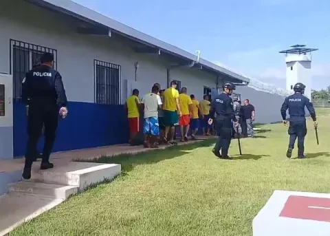Tras casos de COVID-19 en custodios de cárcel de David, confinan a reos en sus pabellones 