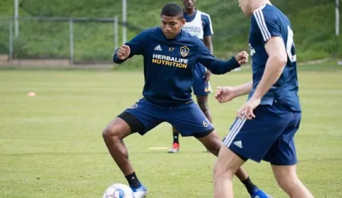 Carlos Harvey espera aportar su grano de arena al Galaxy en la MLS