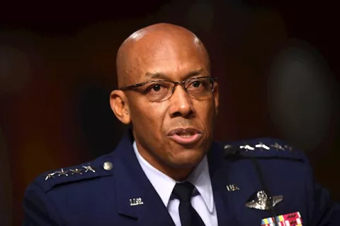 El Senado de EE.UU. confirma al primer jefe afroamericano de una rama militar