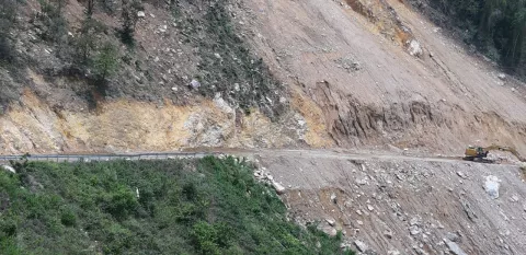 Remueven los escombros de la vía principal hacia el poblado de Santa Marta en Coclé