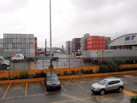 Un trabajador pierde la vida al desprenderse un contenedor en un puerto marítimo en Colón