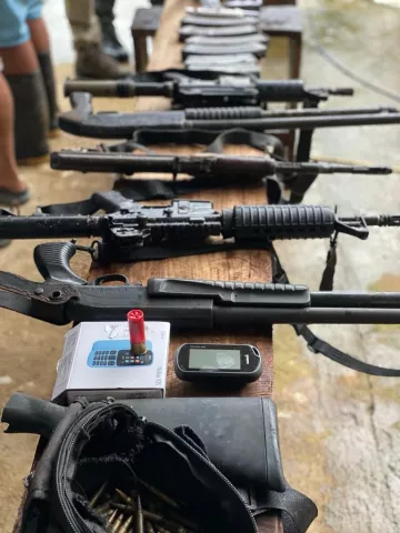 Decomisan varias armas de guerra y detienen a seis colombianos en Colón