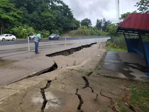 Descubren una profunda grieta en la carretera Panamá-Colón