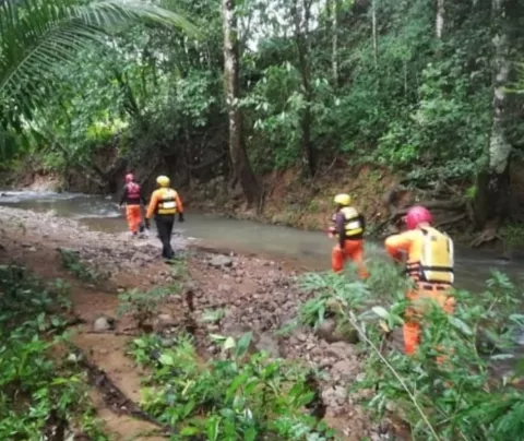 Niña de 11 años muere ahogada al ser arrastrada por cabeza de agua en Colón