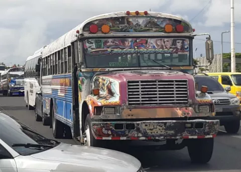Transportistas colonenses realizan caravana para solicitar ayuda al gobierno