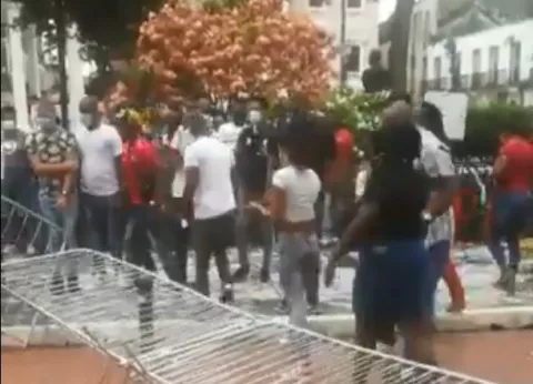Grupo de desempleados colonenses protesta en las inmediaciones de la Presidencia