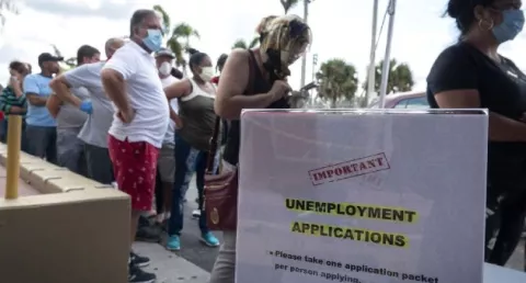 El índice de desempleo en los Estados Unidos baja al 13.3 % en mayo