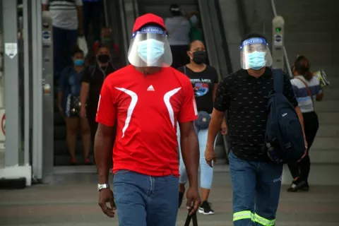 Más de mil casos nuevos y 17 muertes por COVID-19 en un día en Panamá
