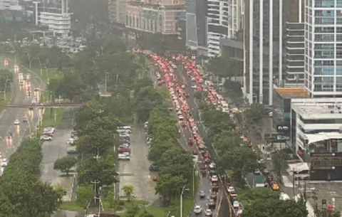 Conductores realizaron caravana en Avenida Balboa como protesta por la cuarentena