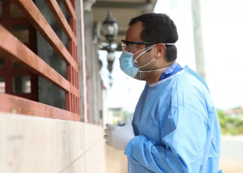Médicos del hospital Nicolás A. Solano y jefe regional del Minsa con COVID-19 en P. Oeste 