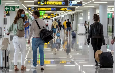 España recupera su movilidad con aeropuertos abiertos y playas concurridas