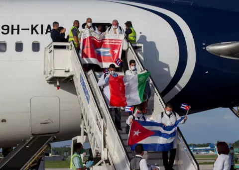 Regresa a Cuba brigada de sanitarios que combatió la COVID-19 en Italia
