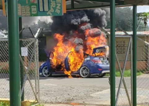 Se incendia vehículo frente a centro de salud en Pedregal de David