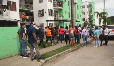 Inusitado desafío al COVID-19 en calles, parques y avenidas