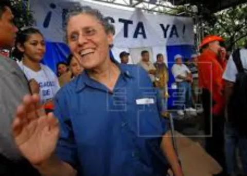 Exguerrillera sandinista y exministra nicaragüense dice que está "pegada" con COVID-19
