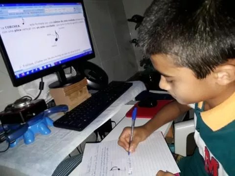[SONDEO] Padres de familia  difieren sobre aprendizaje con la plataforma de educación virtual 'Ester'