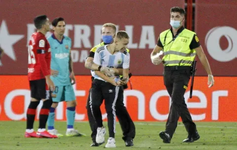 Interpondrán acciones penales luego de que fanático saltara al césped para tomarse foto con Messi