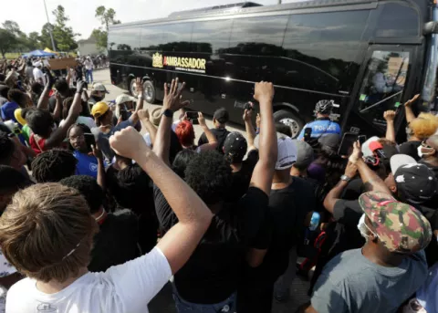 Centenares de dolientes abarrotan iglesia en Houston (EE.UU), para despedir a George Floyd