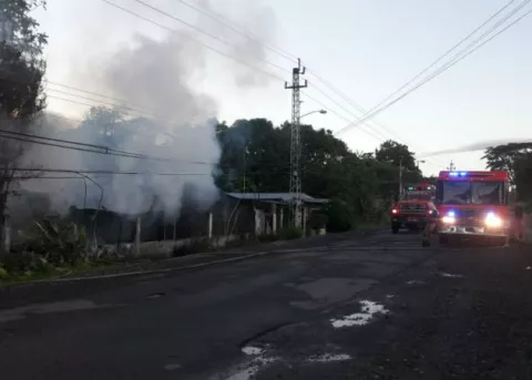 Bombero rescata a dos adultas mayores atrapadas en cuarto de inmueble incendiado