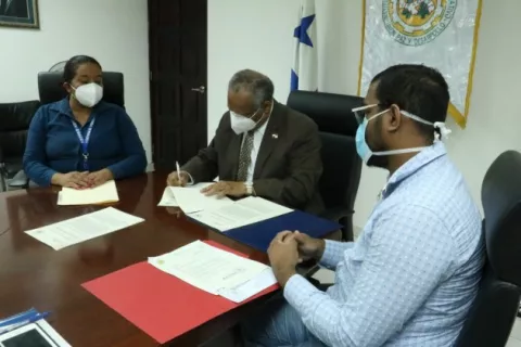 Ipacoop y el Inadeh firman convenio marco