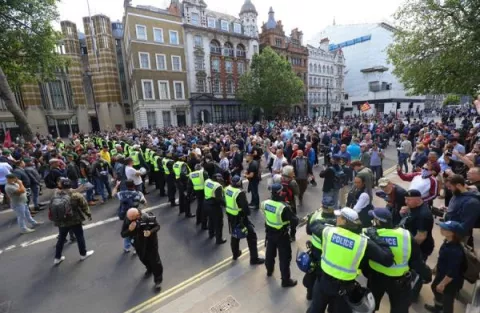 Enfrentamiento entre manifestantes y policías en Londres deja 15 heridos