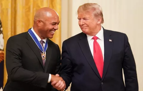 Mandan a Mariano Rivera a guardar silencio en caso de George Floyd debido a su relación con Trump