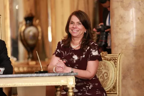 Docentes apoyan a la ministra de Educación, Maruja Gorday de Villalobos 