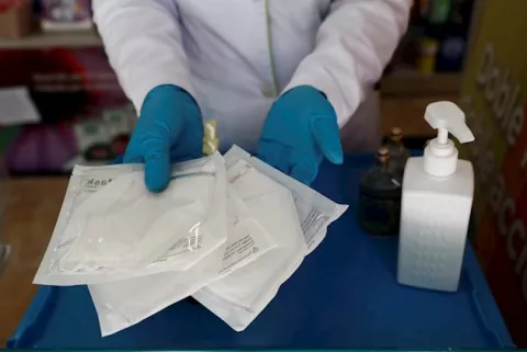 El uso extendido de mascarillas reduciría el índice de reproducción de la COVID-19