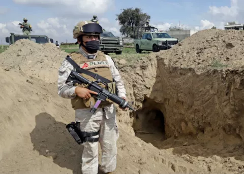 Ejército mexicano descubre túnel usado para robar hidrocarburos